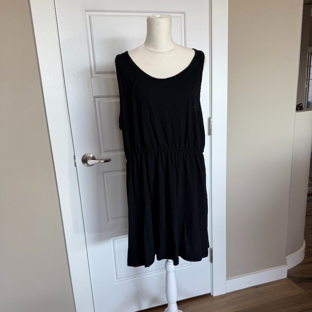 H&M Black Elastic Waist Knee Length Beach Cover-up - L